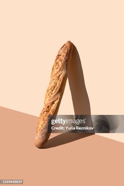 bread baguette - barra de pan francés fotografías e imágenes de stock