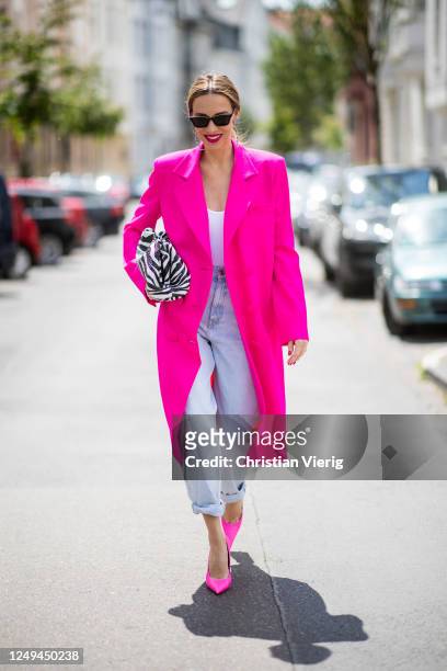 Alexandra Lapp is seen wearing, balloon jeans from Zara, white Zara body, double breasted long oversized blazer in pink from The Attico, Bottega...