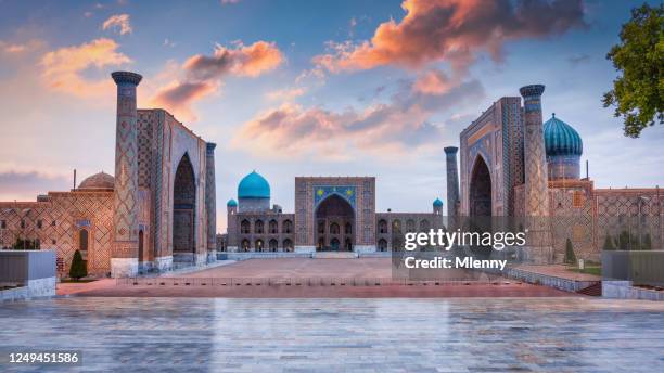 panorama samarkand oezbekistan registan square sher-dor madrasah - mlenny photography stockfoto's en -beelden