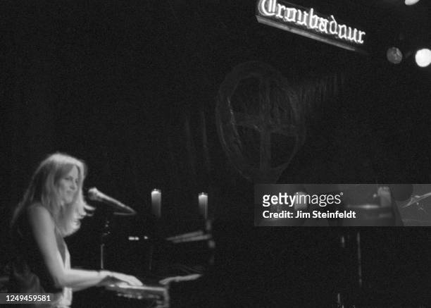 Singer Vonda Shepard performs at the Troubadour in Los Angeles, California on October 5, 1997.