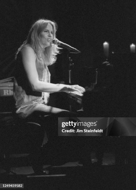 Singer Vonda Shepard performs at the Troubadour in Los Angeles, California on October 5, 1997.