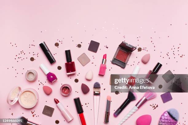 makeup supplies amidst shiny glitter - cosmétologie photos et images de collection