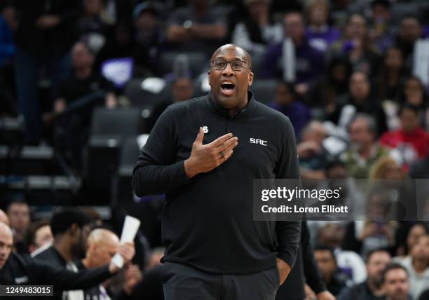 Sacramento Kings head coach Mike Brown gestures from the bench area during the second quarter against the Utah Jazz at the Golden 1 Center on March...
