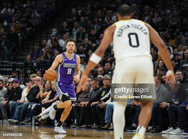 Matthew Dellavedova of the Sacramento Kings dribbles up the court during the second quarter at the Golden 1 Center on March 25, 2023 in Sacramento,...