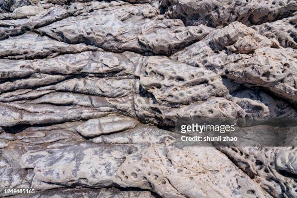 surface texture of rock - rock strata photos et images de collection