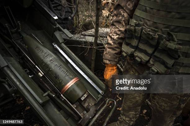 Ukrainian serviceman fires an artillery howitzer cannon aiming to Russian positions in the frontline amid war between Russia and Ukraine in...