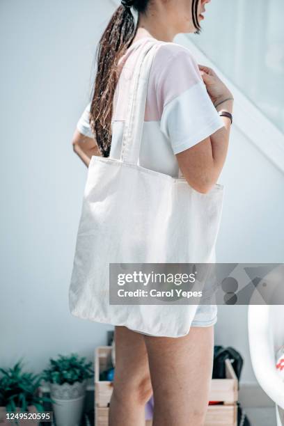 female wearing a shooping organig tote bag mock up - blank canvas imagens e fotografias de stock