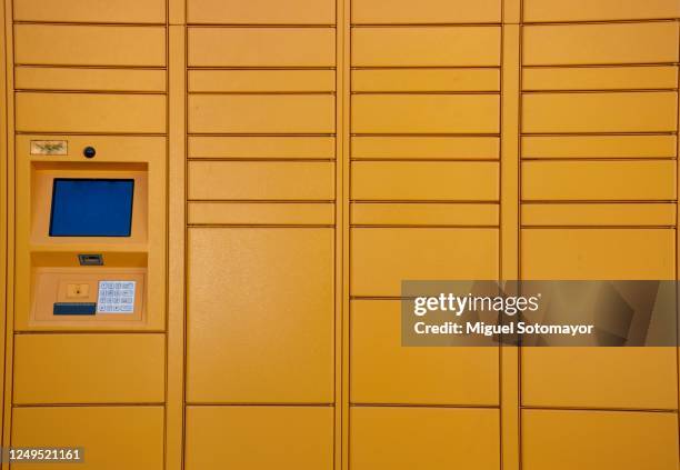 yellow locker - locker foto e immagini stock