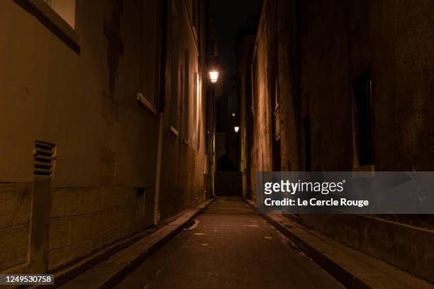 empty dark street at night - alley stock-fotos und bilder