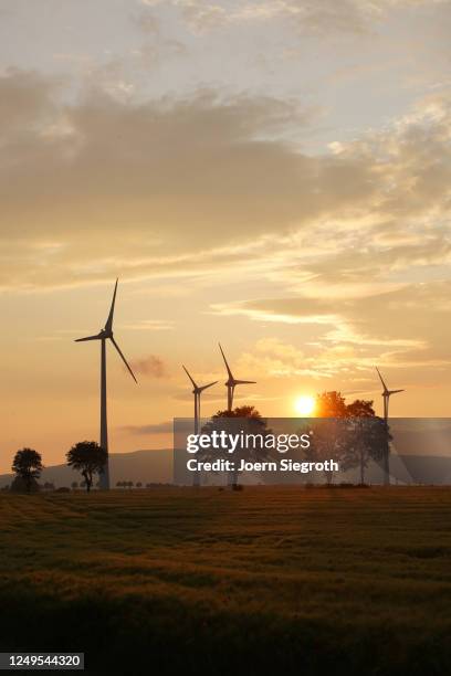 windräder bei sonnenuntergang - moinho de papel - fotografias e filmes do acervo