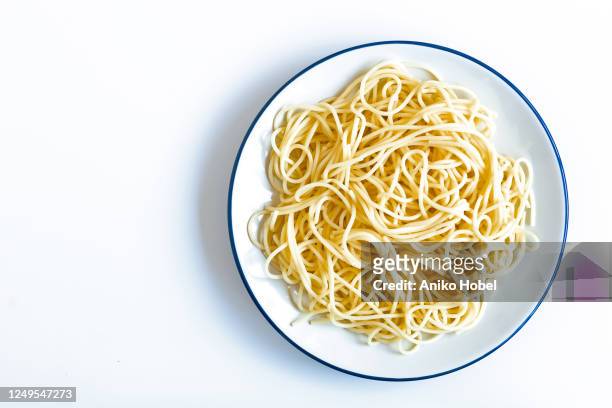 cooked spaghetti - spagetti stock-fotos und bilder
