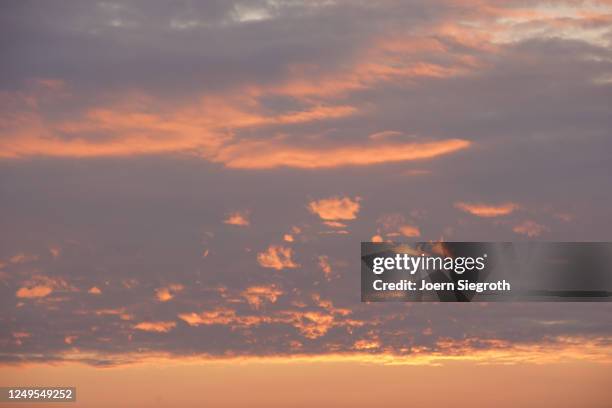 stimmungsvoller himmel beim sonnenuntergang - stimmungsvoller himmel fotografías e imágenes de stock