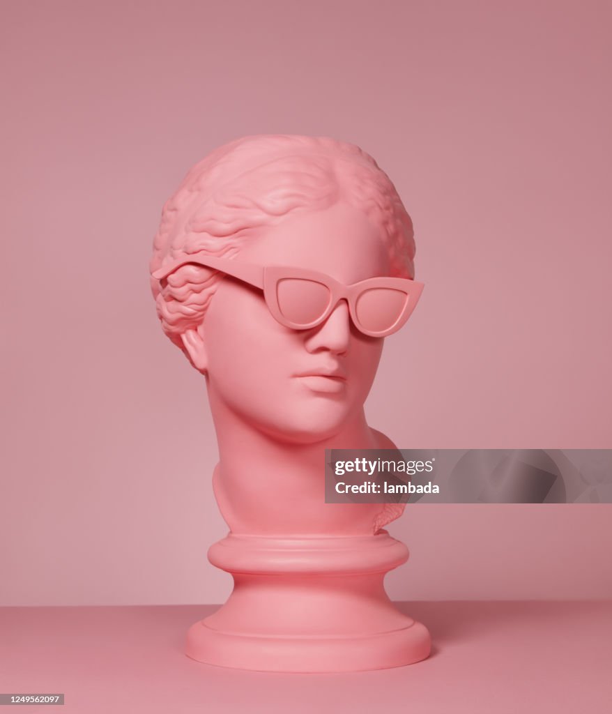 Dea greca moderna di colore rosa con occhiali da sole