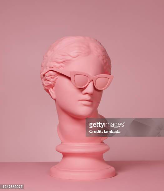 roze gekleurde moderne griekse godin met zonnebril - bizarre fotos stockfoto's en -beelden
