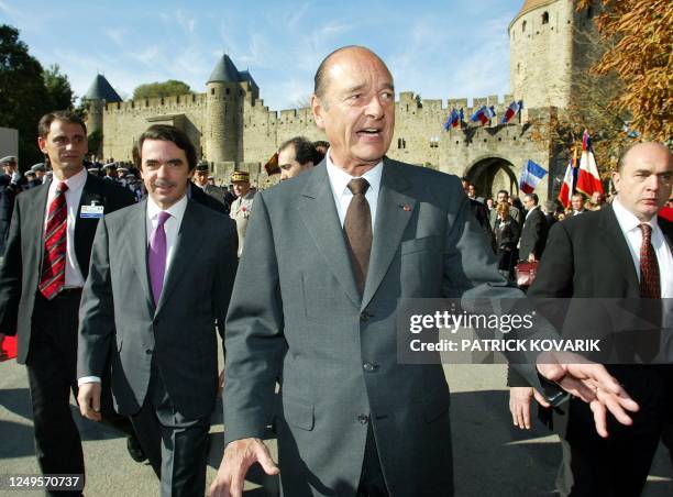 French President Jacques Chirac and Spanish Prime Minister Jose Maria Aznar meet with a welcoming crowd, 06 November 2003, upon arrival in...