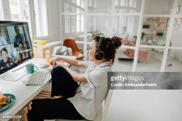 donna sorridente che ha fatto una videochiamata con i suoi amici - lavoro a domicilio foto e immagini stock