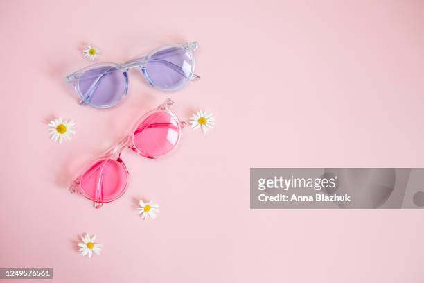 Pink Daisy Background Photos and Premium High Res Pictures - Getty Images