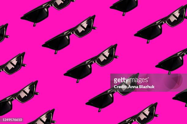 summer picture with sunglasses over pink background. flat lay. - 80s patterns foto e immagini stock