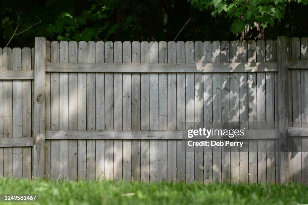 wooden privacy fence - chainlink fence stock pictures, royalty-free photos & images