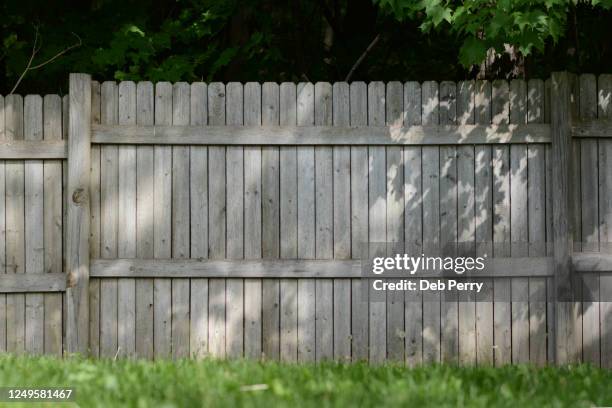 wooden privacy fence - cercado - fotografias e filmes do acervo