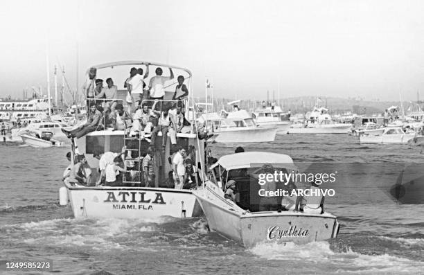 This May 1980 file photo shows boats leaving the port of Mariel, Cuba for the United States transporting Cubans to Miami. En foto de archivo de mayo...