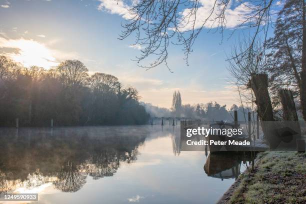 a winter's morning on cliveden reach - berkshire stockfoto's en -beelden