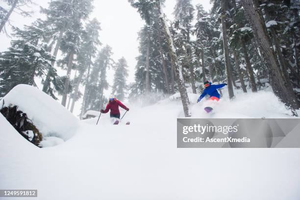 freinds skifahren und snowboarden eine gladiatorenbahn - whistler winter stock-fotos und bilder