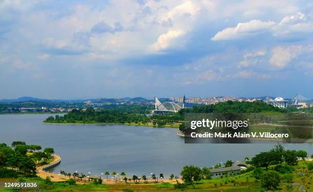putrajaya city view, putrajaya lake, seri saujana bridge and seri wawasan bridge - putrajaya imagens e fotografias de stock