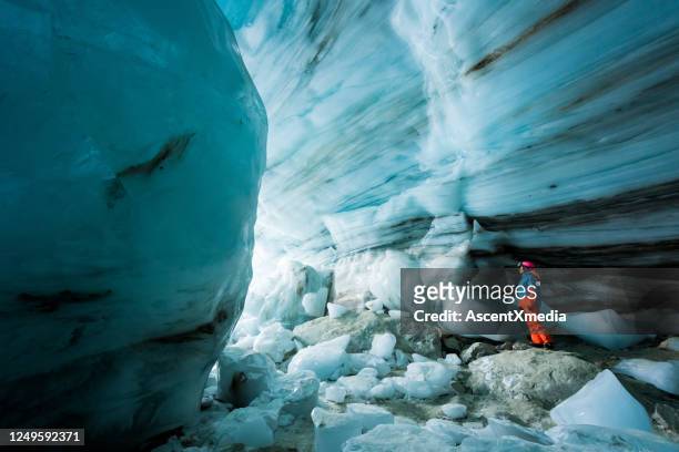 het verkennen van een oude gletsjerijsgrot - whistler winter stockfoto's en -beelden