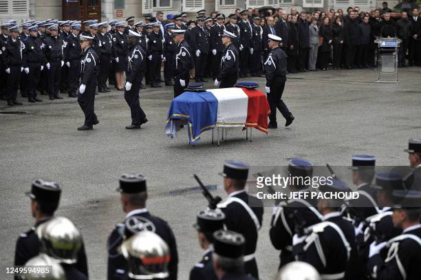 Des officiers de police assitent à une cérémonie en hommage de Cédric Pappatico le 14 avril 2012, dans la cour d'honneur de la préfecture de...