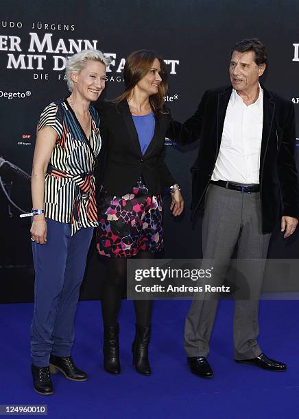 Singer Udo Juergens with his daughters Jenny Juergens and Sonja Juergens attend the 'Der Mann mit dem Fagott' premiere at CineStar on September 14,...