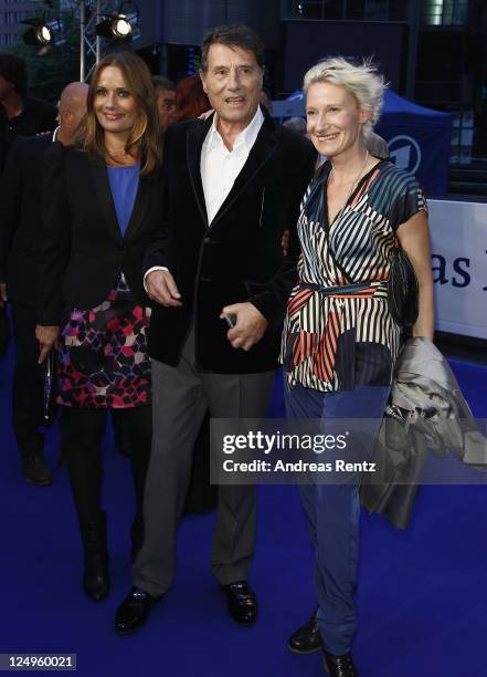 Singer Udo Juergens with his daughters Jenny Juergens and Sonja Juergens attend the 'Der Mann mit dem Fagott' premiere at CineStar on September 14,...
