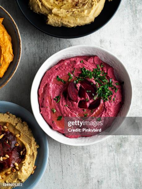 hummus, comida vegana, hummus cremoso, hummus de remolacha, - remolacha fotografías e imágenes de stock