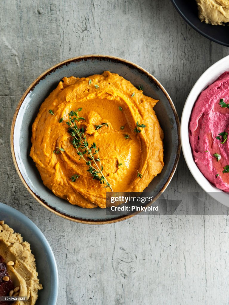 Hummus, Veganes Essen, Cremiger Hummus, gerösteter Pfefferhummus, traditioneller Humus