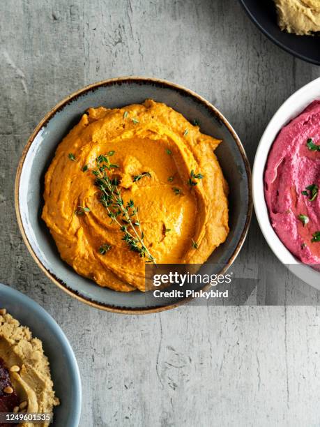 hummus, comida vegana, hummus cremoso, hummus de pimenta assada, húmus tradicional - pimentão vermelho assado - fotografias e filmes do acervo