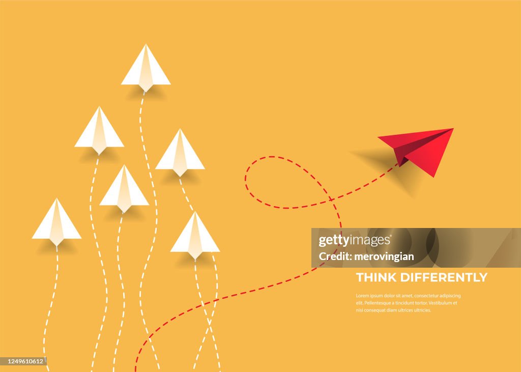 Aviones de papel voladores. Piense diferente, liderazgo, tendencias, solución creativa y concepto de forma única. Sé diferente.