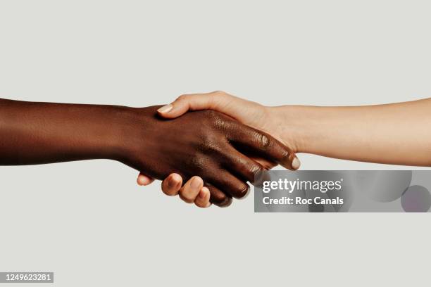 handshake - black and white hands fotografías e imágenes de stock