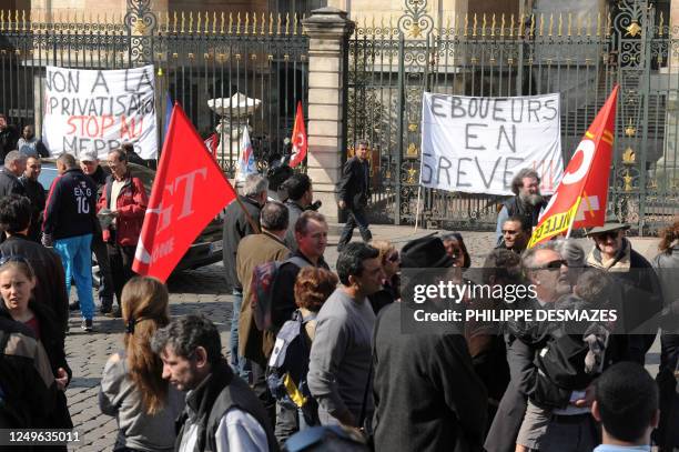 Plusieurs dizaines d'éboueurs grévistes manifestent, le 26 mars 2012 devant l'Hôtel de Ville de Lyon. Les éboueurs de l'agglomération sont en grève...