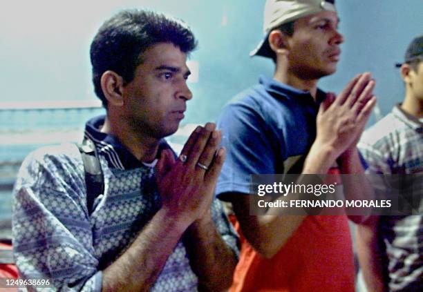 Enhilech Patel , an indian citizen, takes a moment and prays in Guatemala City, 13 February 2002. Enhilech Patel , ciudadano indio, reza junto a un...