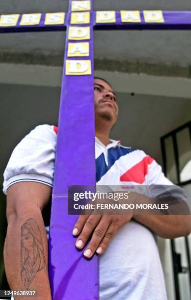 Honduran Wilson Melendez is seen carrying a cross in Guatemala City 15 March 2002. Wilson Melendez, de nacionalidad hondurena, carga una cruz durante...