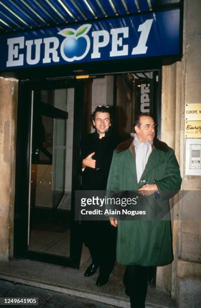 Jean-Pierre Elkabbach et Bernard-Henri Lévy à la sortie des bureaux d'Europe 1
