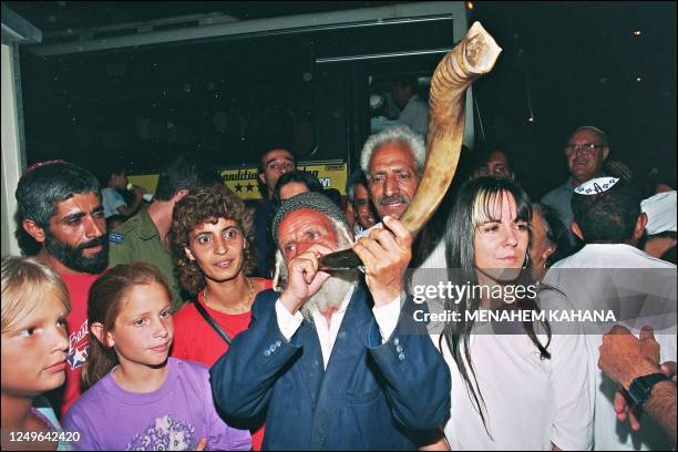Yemeni Jew blows the shofar upon his arrival along with other Yemeni Jews 16 July 1993 at Ashkelon absorption center. The 34 new Jewish immigrants...