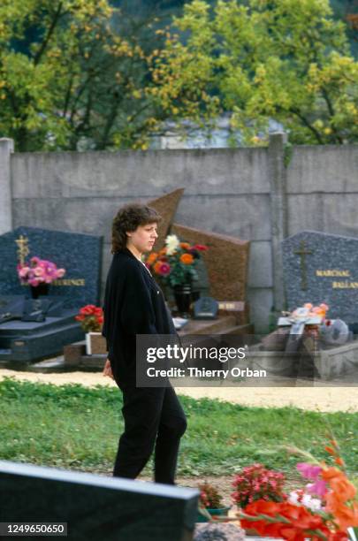 Christine Villemin au cimetière où ce trouve la tombe de son fils, à Lepanges