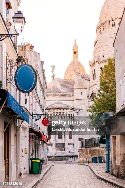empty street in montmartre, paris, france - church color light paris stockfoto's en -beelden