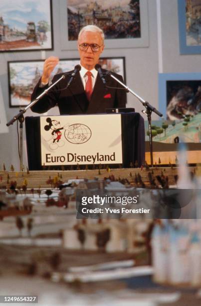 Robert Fitzpatrick faisant un discours pour la présentation de la maquette d'Euro Disneyland