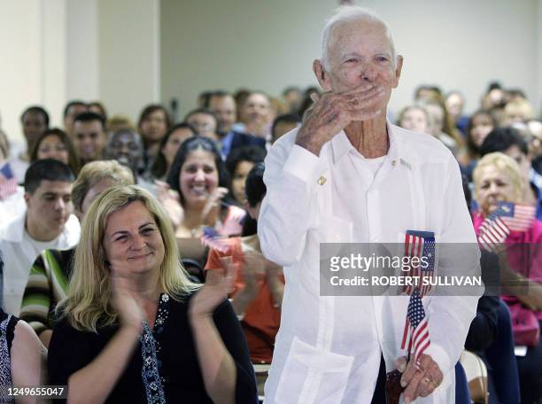 Jose El Niño Temprana blows a kiss after being sworn in as a US citizen 29 June 2007 in Miami, Florida. Born in Cuba on 26 September 1901, Temprana...