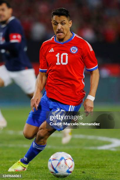 Alexis Sanchez of Chile controls the ball during an international friendly match against Paraguay at Estadio Monumental David Arellano on March 27,...