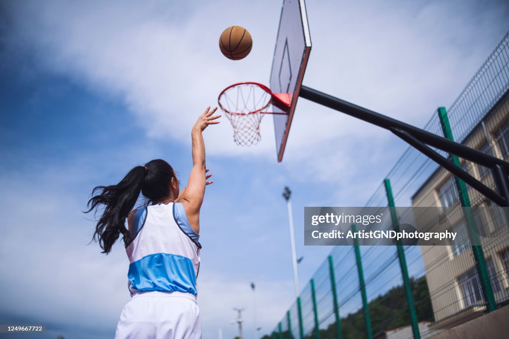 Frau spielt Basketball