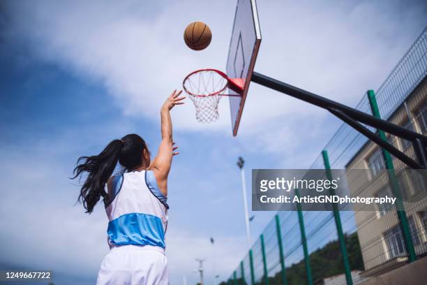 vrouw die basketbal speelt - female basketball player stockfoto's en -beelden