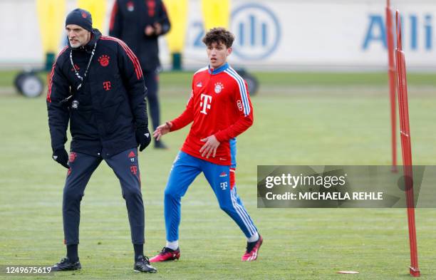 Newly-appointed Bayern Munich coach Thomas Tuchel stands next to Bayern Munich's German midfielder Younes Aitamer as he oversees his first training...